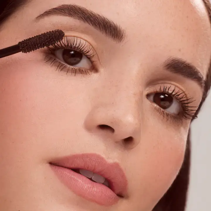 PDP-USAGE-PS-VOLUMIZING-MASCARA-BROWN-V2.webp